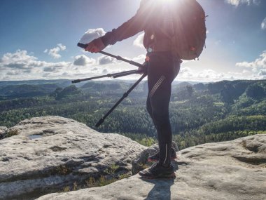 Sırt çantası Travel Lifestyle kavramı macera yaz tatilleri açık dağlar aralığı ile Man dağcılık