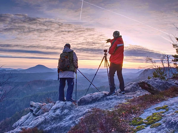 Фотографы природы с большой камерой на штативе на вершине — стоковое фото