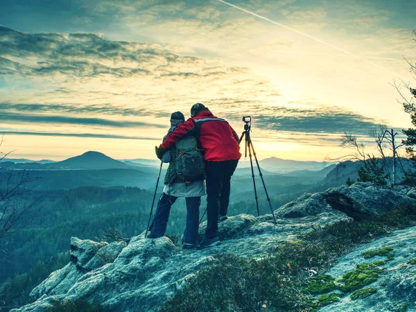 Fotógrafos da natureza em vermelho e casaco leve tirar foto — Fotografia de Stock