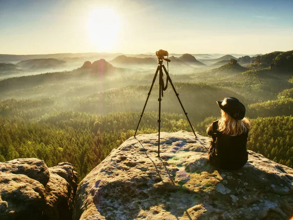 Fotograf turistické dívky se podíval na mlhavé hory z kamene — Stock fotografie