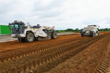 Şantiye de yer hareket makineleri ile iş yerinde