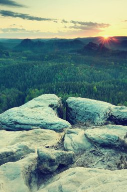 Mavi bahar günü tatili, son karın erimesi. Kumtaşı uçurum 