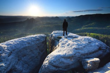 Siyah adam kırık kayalık uçurumun sonunda kalmak