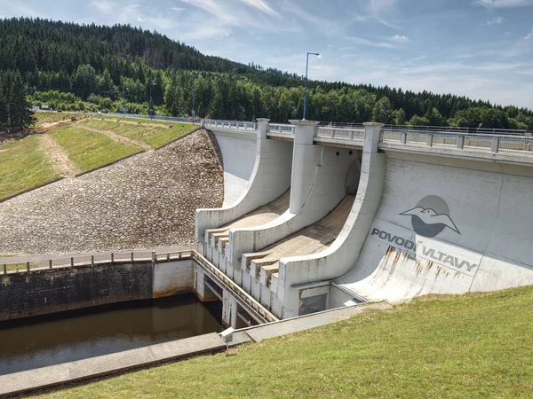 The main weir on popular Lipno lake dam on Vltava river. — Stock Photo, Image