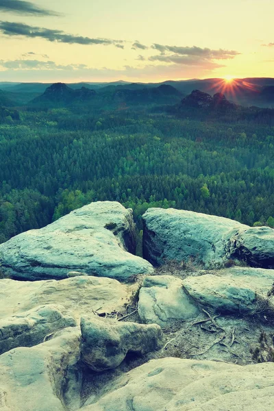 Mavi bahar günü tatili, son karın erimesi. Kumtaşı uçurum 