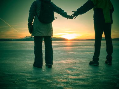 Çift elleriyle tutuyor. Kabarık ceketli güzel insanlar 