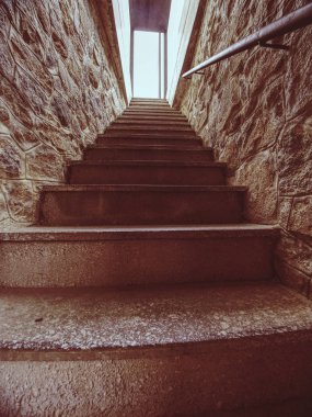 Eski kasle binasında cam kutu giriş koridoru