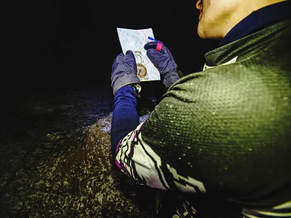 Ночной гонщик в черно-желтой красной майке держит бумажную карту . — стоковое фото