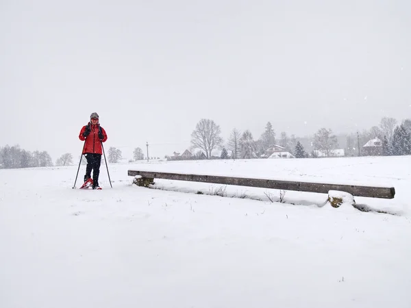 Zimní sníh v čerstvém sněhu. Ženská procházka, zatímco sníh padá — Stock fotografie