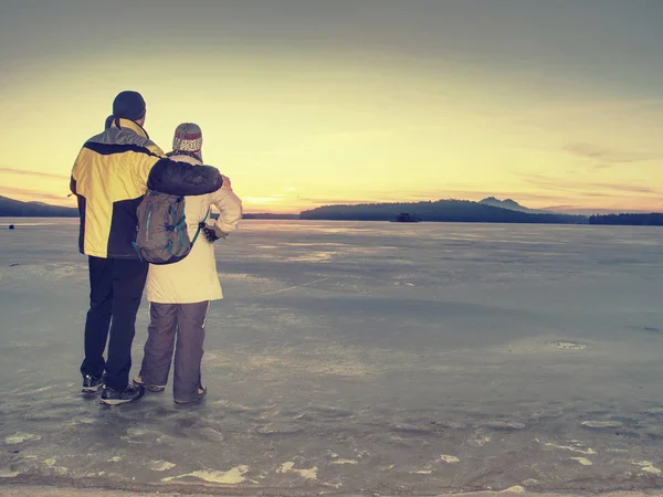 Pareja adulta cogida de la mano caminando en invierno — Foto de Stock