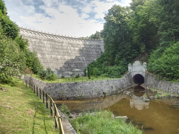 De muur van Dam op Kwisa in het dorp Lesna in Polen — Stockfoto