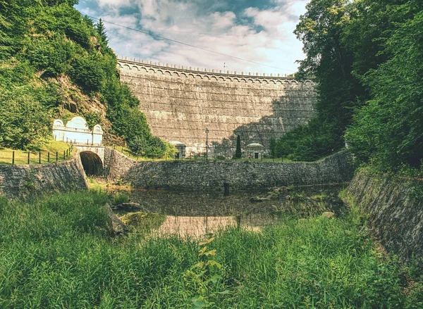 The wall of Dam on Kwisa river in Lesna village in Poland — Stock Photo, Image
