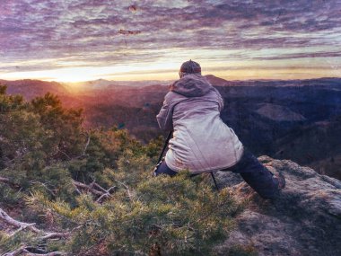 Fotoğrafçı yaratma elinde Kamera. Muhteşem sanat çalışmaları 