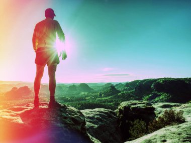 Adam arka plan tepeler ve bulutlar dağ zirvesinde dinlenme