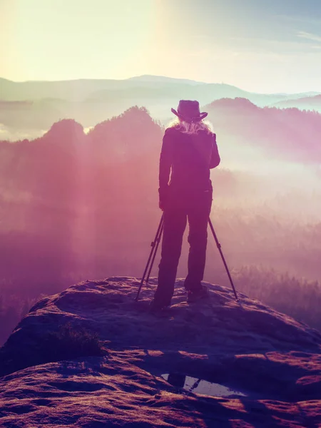 Fotógrafo viajante com câmera está se preparando para a obra de arte . — Fotografia de Stock