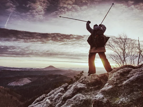 Kvinnan nådde Mount Peak. Flicka bär ryggsäck och solglasögon — Stockfoto