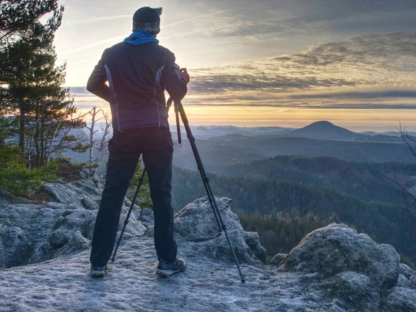 Escursionista ammirando splendida catena montuosa nebbiosa, mattina di sole . — Foto Stock