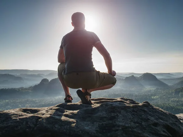 Hiker klättrade upp till Rocky Peak och njuta av utsikten till Valley nedan — Stockfoto