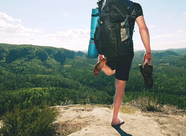 Frihet i världen. Teenage manliga vandrare på Rocky Mountain — Stockfoto