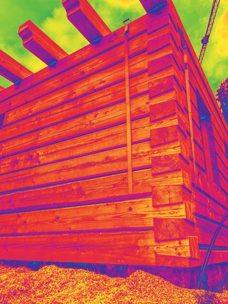 Detecção de raios infravermelhos de vazamento de calor na parede de madeira . — Fotografia de Stock