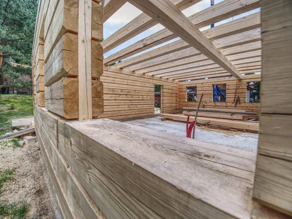Houten houten gebouw, huis in aanbouw. — Stockfoto