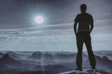 Yürüyüşçü ya da eli cepte koşucu 