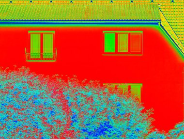 Düz evin termografi taraması. Plastik çerçeveli beton binanın geleneksel inşaatı. Termal kaybın görselleştirilmesi