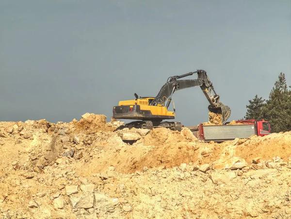 Excavator digger stone and Dump truck working on hill — Stock Photo, Image