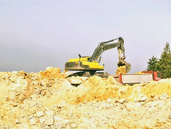 Yellow big excavator in the coal mine, loads the breed, — Stock Photo, Image