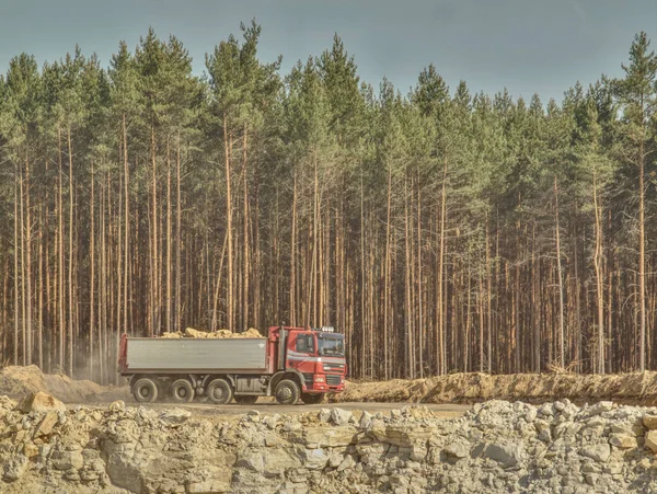 Une Énorme Excavatrice Minière Des Camions Benne Basculante Travaillent Dans — Photo