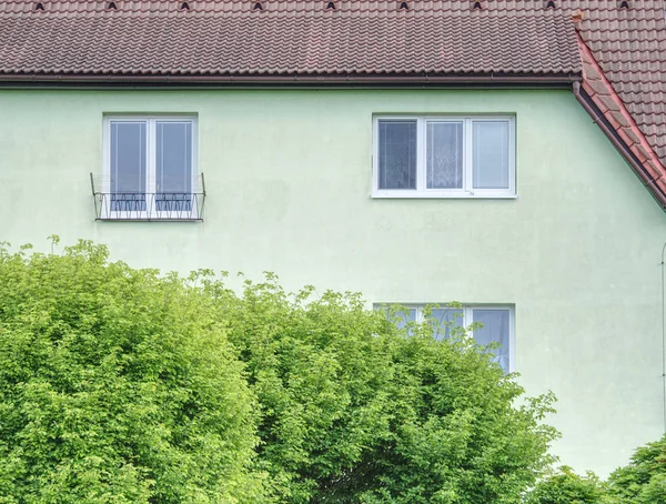 Economical apartments or townhomes with vinyl siding. — Stock Photo, Image