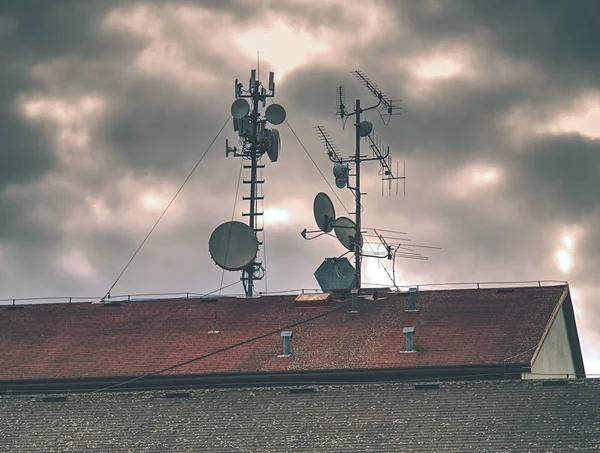Sprzęt telekomunikacyjny z antenami, antena satelitarna — Zdjęcie stockowe