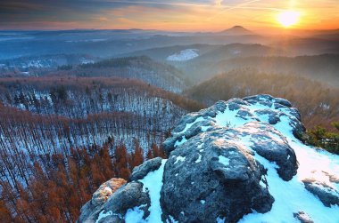 Mavi gün tatili, kar da erime. Kumtaşı uçurum puslu vadi.