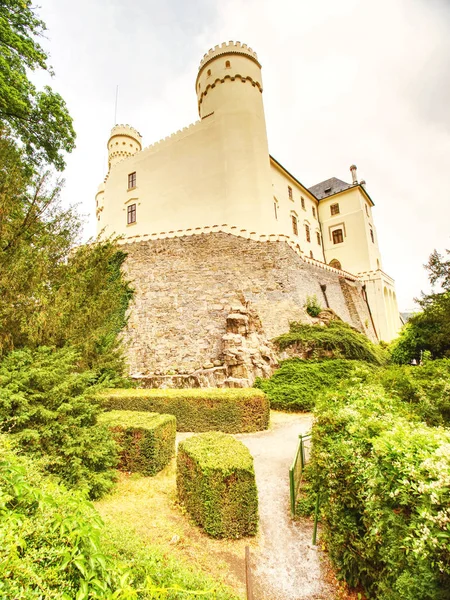 Monumentale mittelalterliche gotische Orlik-Burg über dem Orlik-Damm — Stockfoto