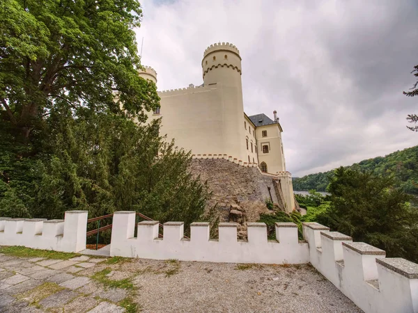 Monumentale mittelalterliche gotische Orlik-Burg über dem Orlik-Damm — Stockfoto