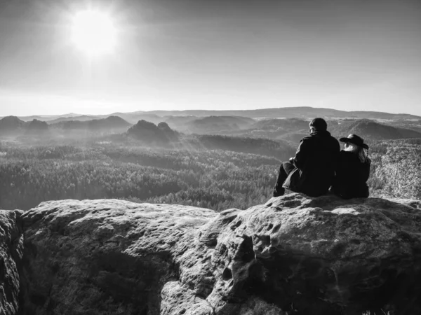 Paar bewundert ländliche Landschaft. Liebespaar sitzt auf Gipfel — Stockfoto