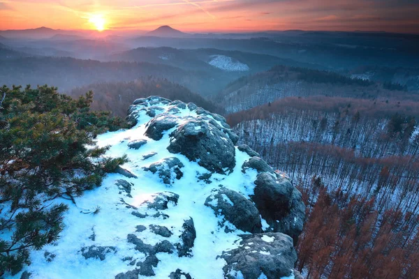 Lever du jour bleu, dégel de la neige. Sandstone falaise vallée brumeuse . — Photo