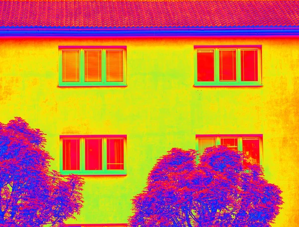 Infrarot-Thermovision zeigt Wärmestrahlung aus dem Haus — Stockfoto