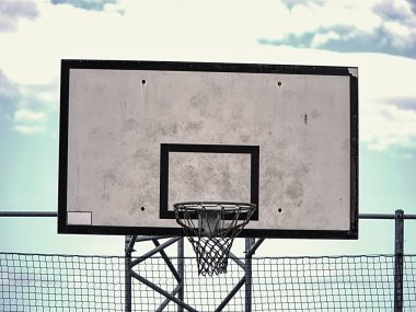 Sarayın yukarısında paslı potası olan eski ihmal sehpası.