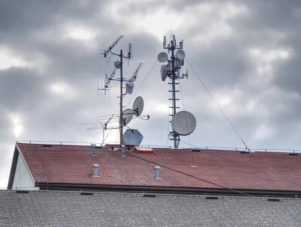 Antenna egy barna tetőn egy napsütéses napon. — Stock Fotó