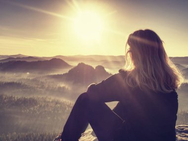 Huzurlu bir manzara. güzel kız kayalarüzerinde oturup, uzaklara bakmak