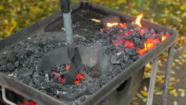 到达者打开便携炉 在炉中烧煤 在闷热的临时工作场所扑灭炉火 背对背的概念 — 图库视频影像