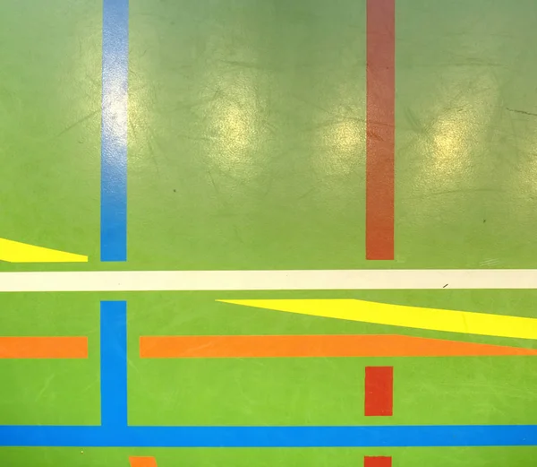 Пустой школьный спортзал. Зеленый пол в спортзале для матчей — стоковое фото