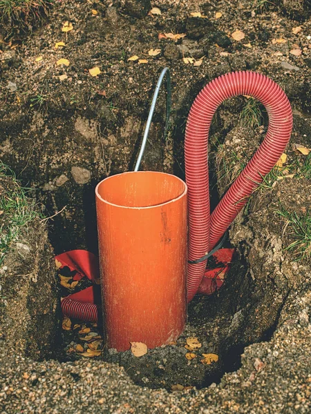 Dünner Durchmesser geripptes orangefarbenes PVC-Rohr im Boden — Stockfoto