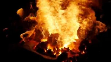 Demirci kömür ocağında yanan ateş. At nallarına kızgın demir maşalar