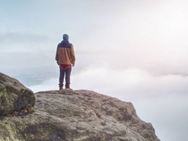 Dağlardaki sisli yolun sonu. Çocuk aniden sinirlendi. 