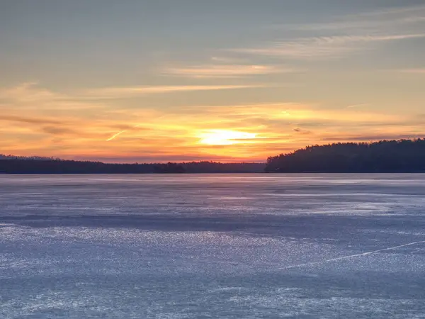 凍った湖の上に青いピンクの雲と息をのむような夕日 — ストック写真