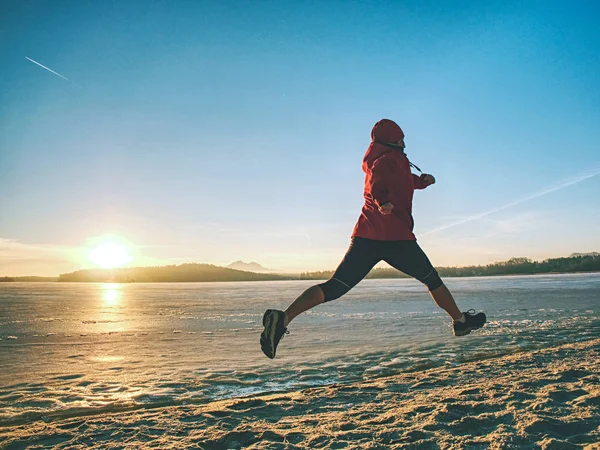 Žena běhala na zimní pláži. Ženská sportovkyně — Stock fotografie