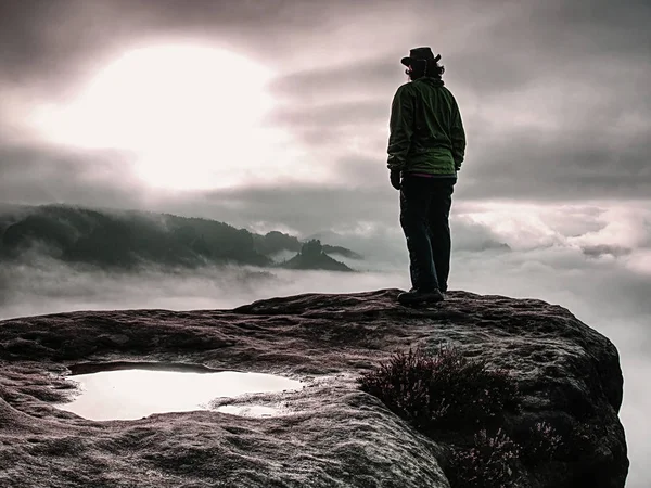 Ko flicka i cowboy hatt på bergstopp titta in tung dimma — Stockfoto