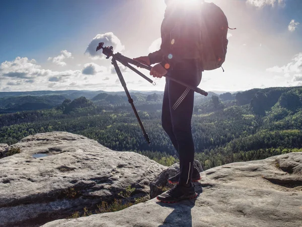 Fotografo di viaggio in vetta funziona. Un uomo come — Foto Stock